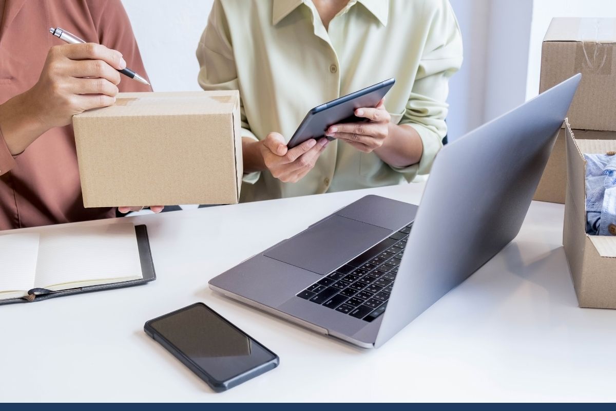 出荷用の箱とノートパソコン